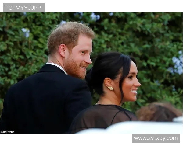 女球迷激动冲入球场深情亲吻偶像球星引发全场热烈欢呼