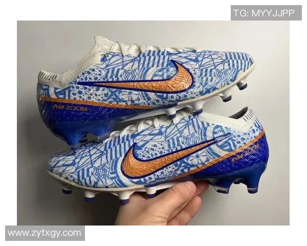 C罗同款足球鞋亮相引领潮流完美结合技术与时尚提升场上表现